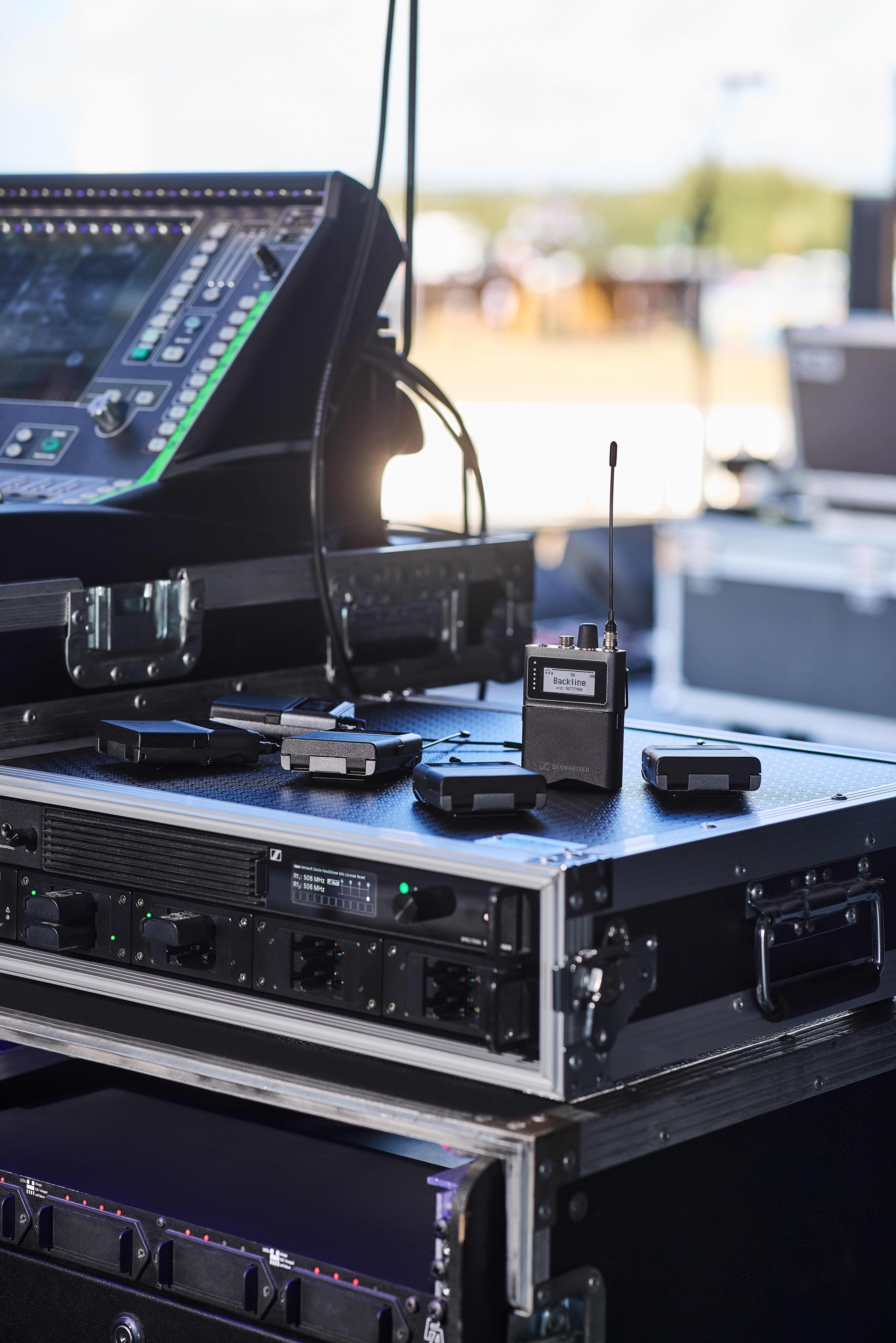 Transmisi bidirectional wideband memecahkan banyak masalah umum yang kerap terjadi pada peralatan nirkabel multi-channel. Misalnya, rak besar di belakang panggung dengan transmitter IEM dan receiver mikrofon yang dapat diganti dengan single smart Base Station Transmisi bidirectional wideband memecahkan banyak masalah umum yang kerap terjadi pada peralatan nirkabel multi-channel. Misalnya, rak besar di belakang panggung dengan transmitter IEM dan receiver mikrofon yang dapat diganti dengan single smart Base Station
