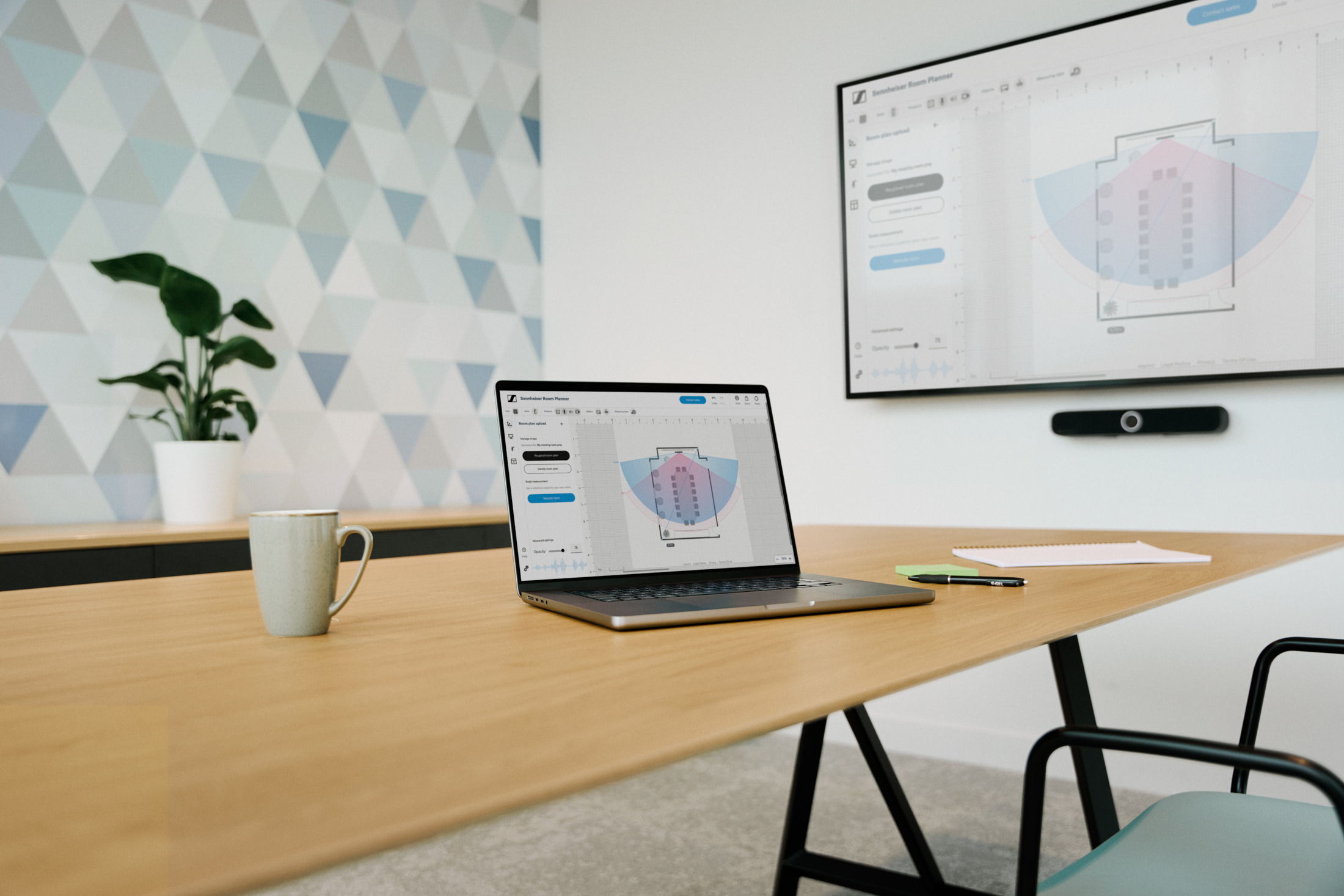 ゼンハイザーBusiness Communication ブースにて最新のRoom Plannerをご覧下さい。roomplanner.sennheiser.com でもご体験いただけます。